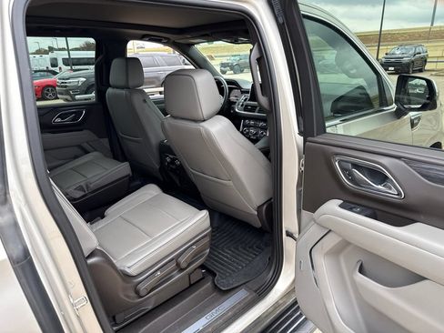 Used 2023 GMC Yukon XL SLT w/ SLT Luxury Package AWD/4WD image 13