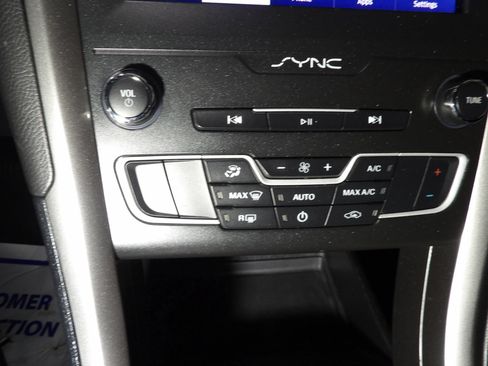 Used 2020 Ford Fusion SE FWD image 13