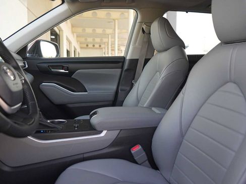 Used 2023 Toyota Highlander XLE FWD image 11