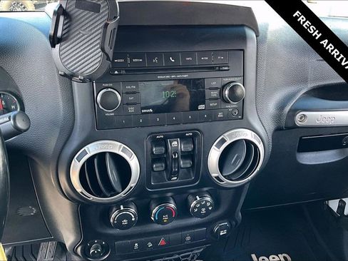 Used 2018 Jeep Wrangler Unlimited Sahara w/ Connectivity Group AWD/4WD image 14