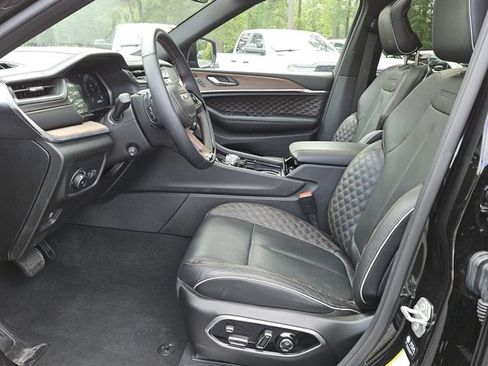 Used 2025 Jeep Grand Cherokee Summit AWD/4WD image 10
