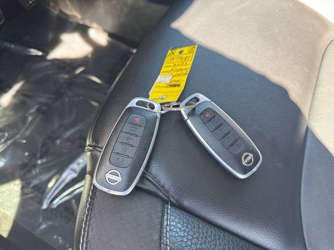 Used 2023 Nissan Pathfinder SL AWD/4WD image 36