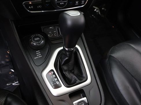 Used 2017 Jeep Cherokee Overland AWD/4WD image 54