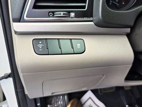 Used 2017 Hyundai Elantra SE image 23