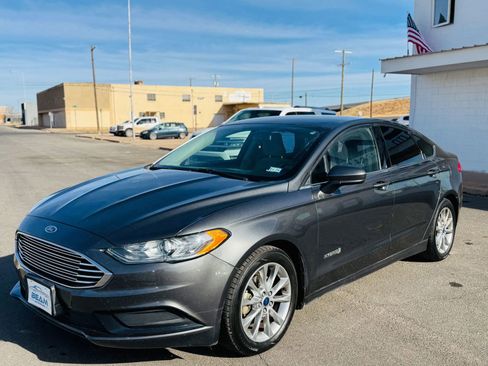 Used 2017 Ford Fusion SE image 6