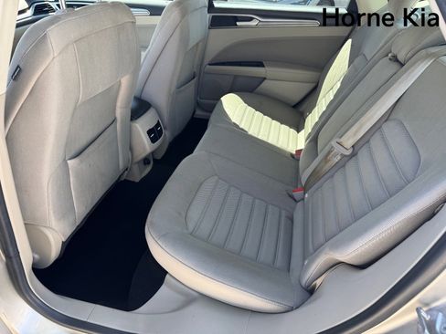 Used 2019 Ford Fusion SE FWD image 12