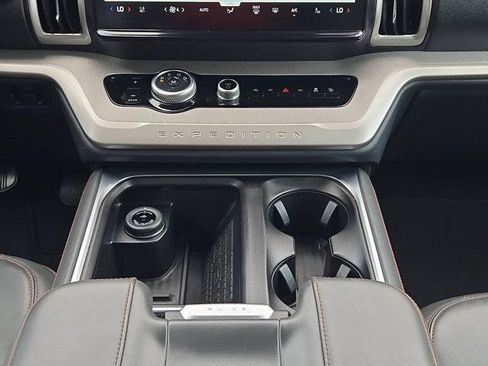 Used 2025 Ford Expedition Active AWD/4WD image 17