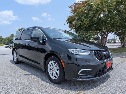 Used 2023 Chrysler Pacifica Touring-L FWD image 2