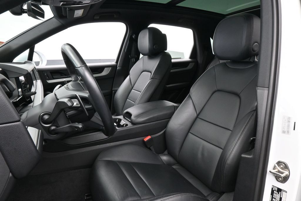 Used 2025 Porsche Cayenne AWD/4WD image 10