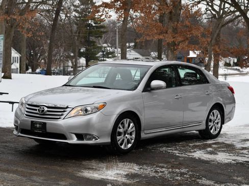 Used 2011 Toyota Avalon Limited image 3