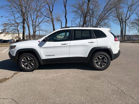 Used 2019 Jeep Cherokee Trailhawk w/ Cold Weather Group image 11