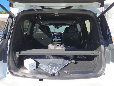 Used 2026 INFINITI QX80 Autograph w/ Premium Cargo Package AWD/4WD image 11