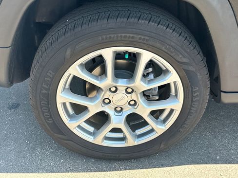 Used 2023 Jeep Compass Latitude AWD/4WD image 17