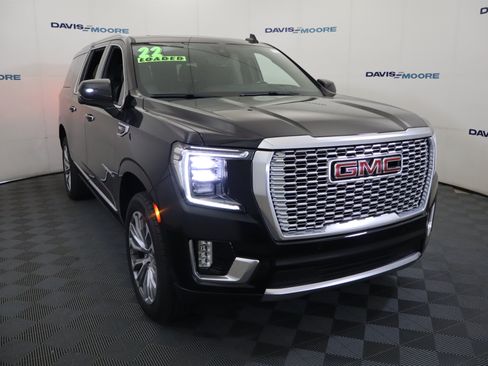 Used 2022 GMC Yukon XL Denali w/ Denali Premium Package AWD/4WD image 3