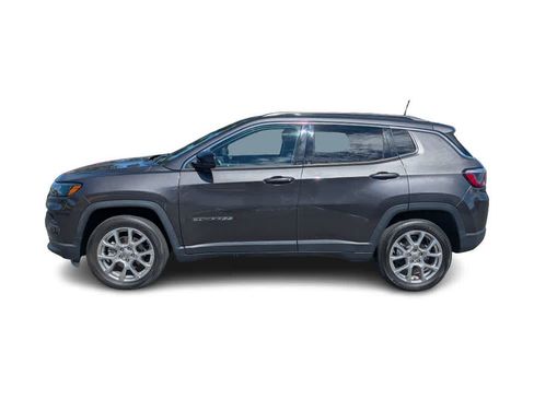 Used 2022 Jeep Compass Latitude w/ Sun and Sound Group AWD/4WD image 3