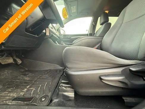 Used 2017 Toyota Highlander LE AWD/4WD image 10