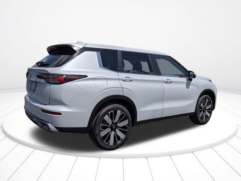 New 2026 Mitsubishi Outlander SE FWD image 3