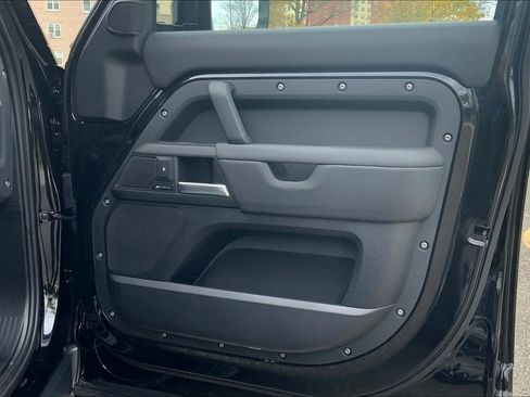 Used 2025 Land Rover Defender 110 S image 22