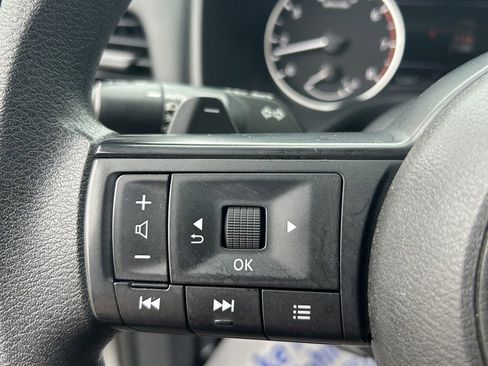 Used 2024 Nissan Rogue S AWD/4WD image 19