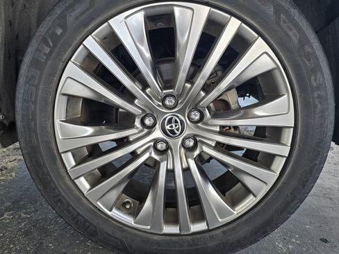 Used 2021 Toyota Venza Limited image 39