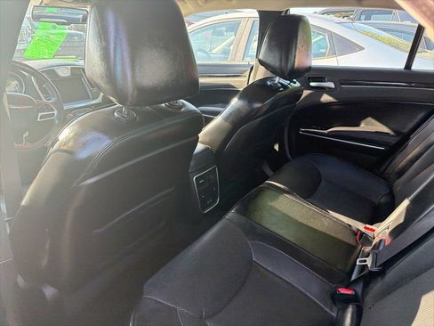 Used 2019 Chrysler 300 Limited AWD/4WD image 10
