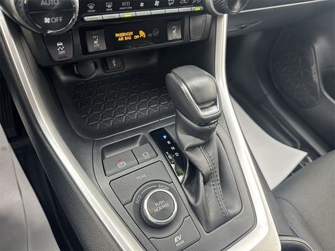 Used 2022 Toyota RAV4 SE image 26