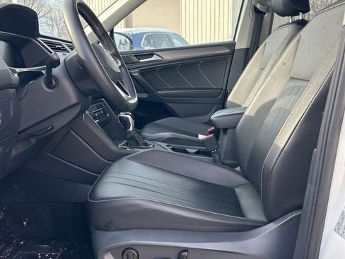 Used 2022 Volkswagen Tiguan SE w/ Panoramic Sunroof Package image 9