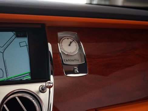 Used 2018 Rolls-Royce Dawn RWD image 19
