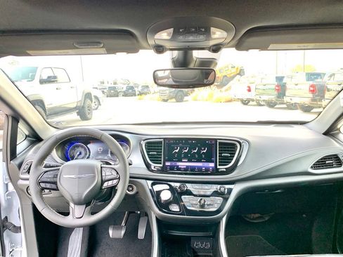Used 2025 Chrysler Pacifica Limited FWD image 15