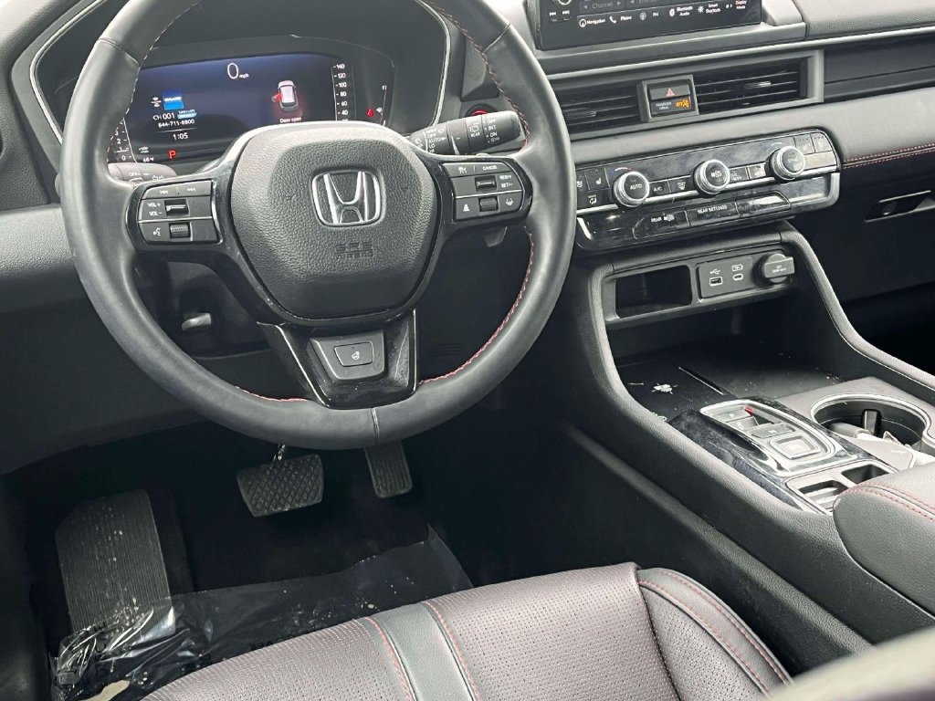 Used 2025 Honda Pilot Black Edition image 2