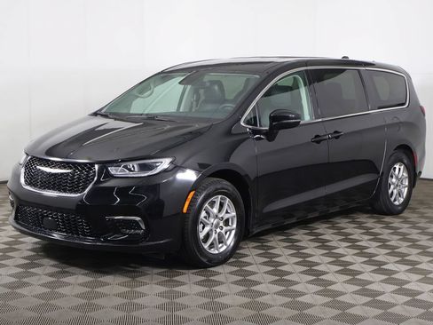 Used 2024 Chrysler Pacifica Touring-L FWD image 9