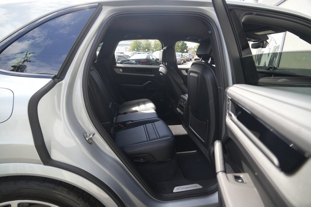 Used 2024 Porsche Cayenne S w/ Sport Chrono Package AWD/4WD image 38