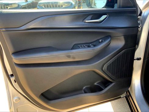 New 2025 Jeep Grand Cherokee Altitude image 10