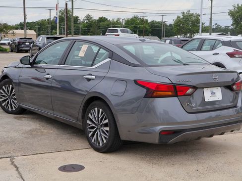 Used 2025 Nissan Altima 2.5 SV FWD image 2
