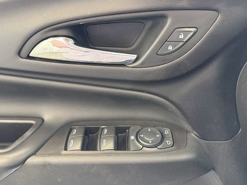 Used 2018 Chevrolet Equinox LT image 16