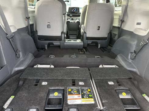 Used 2024 Toyota Sienna LE image 16