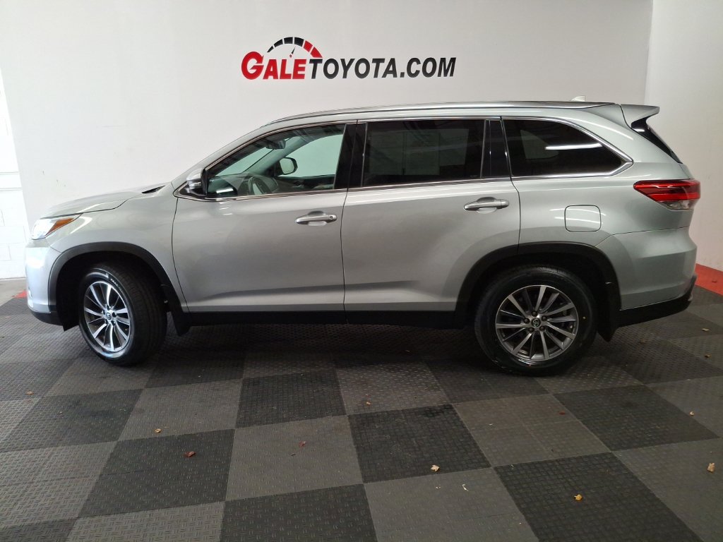 Used 2019 Toyota Highlander XLE AWD/4WD image 9