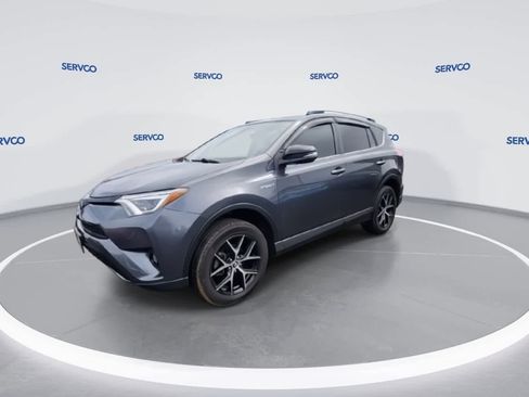 Used 2018 Toyota RAV4 SE image 4