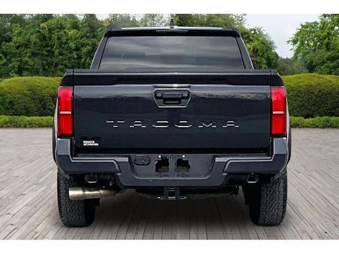 Used 2025 Toyota Tacoma TRD Off-Road AWD/4WD image 5