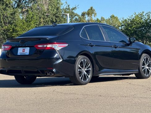 Used 2020 Toyota Camry SE w/ Blackout Package FWD image 4