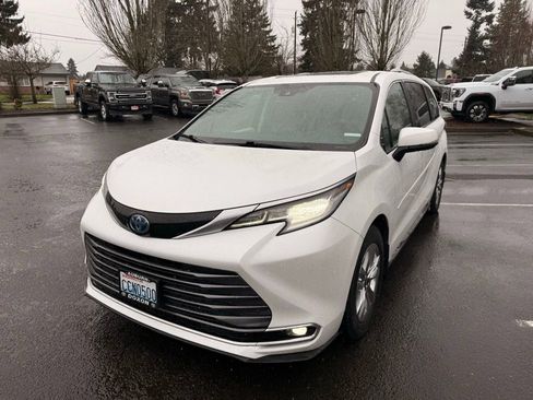 Used 2022 Toyota Sienna Limited image 5