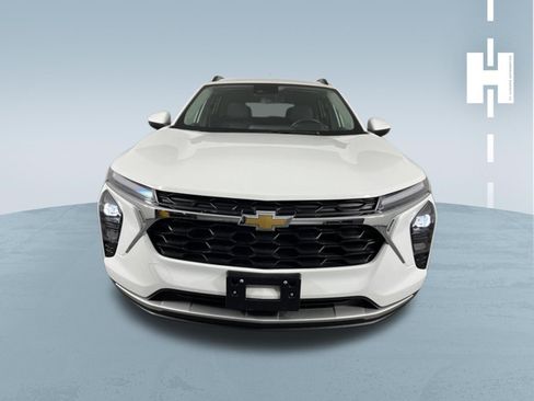 Used 2024 Chevrolet Trax LT w/ Driver Confidence Package FWD image 3