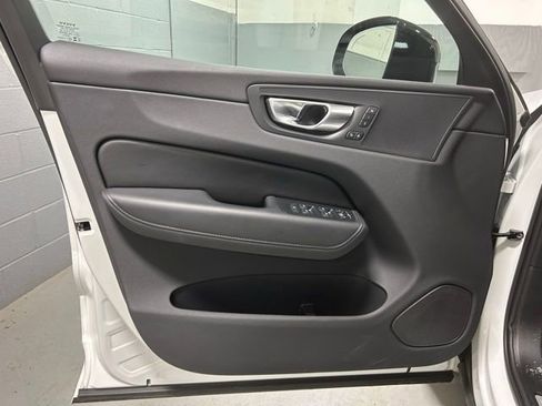 Used 2025 Volvo XC60 B5 Plus AWD/4WD image 8