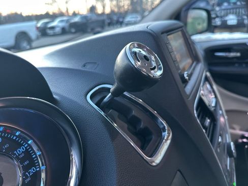 Used 2016 Chrysler Town & Country Touring w/ Driver Convenience Group image 30