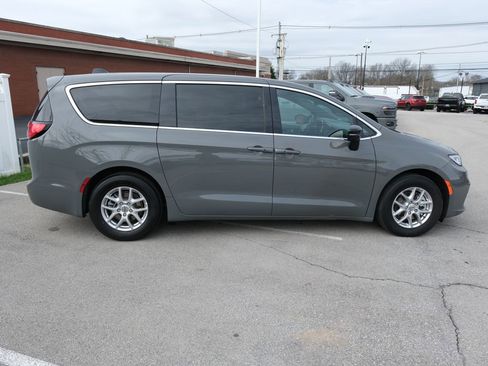 Used 2025 Chrysler Pacifica Select FWD image 2