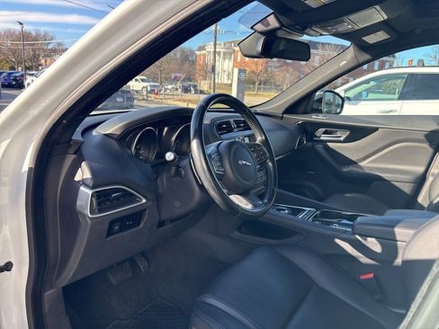 Used 2017 Jaguar F-PACE Premium image 3