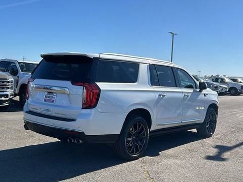 Used 2022 GMC Yukon XL Denali w/ Denali Premium Package image 3