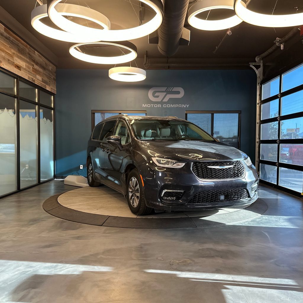 Used 2021 Chrysler Pacifica Touring-L FWD image 1