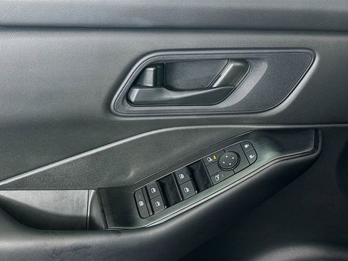 Used 2025 Nissan Rogue S image 17