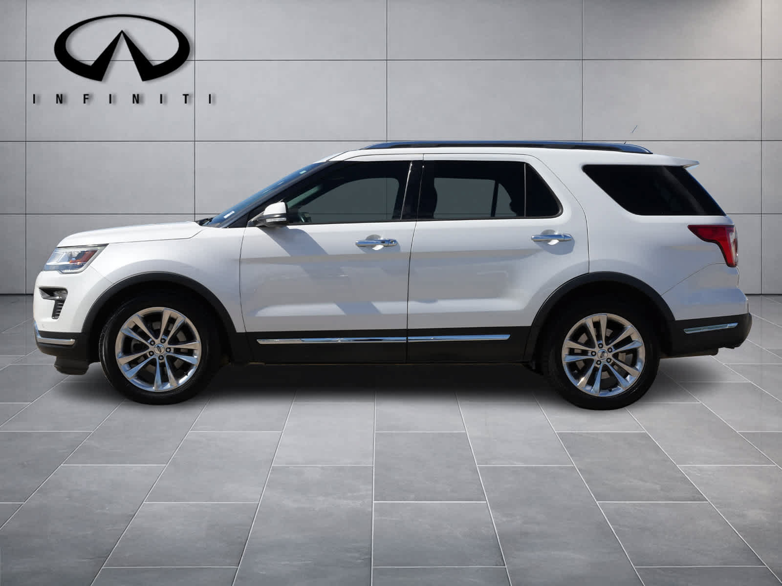 Used 2018 Ford Explorer Limited w/ Ford Safe & Smart Package FWD image 4
